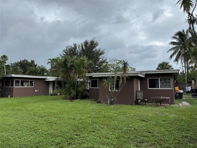 911 SW 15th Ter, Unit 1