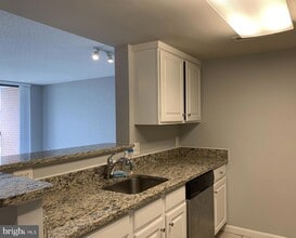 11710 Old Georgetown Rd, Unit 1012 in North Bethesda, MD - Building Photo - Building Photo