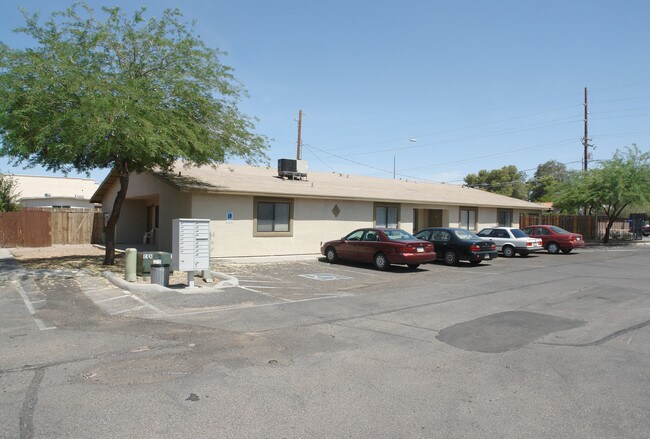 216 W Roger Rd in Tucson, AZ - Foto de edificio - Building Photo