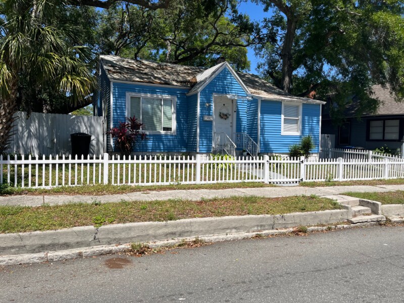 821 Newton Ave S in St. Petersburg, FL - Foto de edificio
