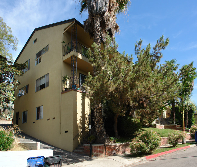 851 N Dillon St in Los Angeles, CA - Building Photo - Building Photo