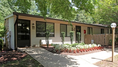 Lakemont Apartment Homes in Greensboro, NC - Foto de edificio - Building Photo