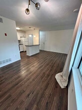 608 Diamond Dr in Newtown, PA - Foto de edificio - Building Photo