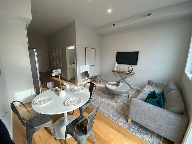 385 Pleasant St in Watertown, MA - Building Photo - Building Photo