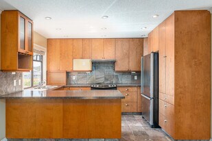 Highland Place in Nanaimo, BC - Building Photo