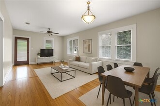 557 Lee St in New Braunfels, TX - Building Photo - Building Photo