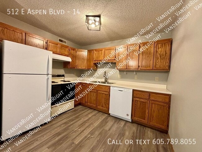 512 E Aspen Blvd in Brandon, SD - Building Photo - Building Photo