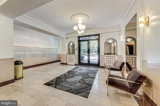 1010 25th St NW, Unit 101 in Washington, DC - Foto de edificio - Building Photo