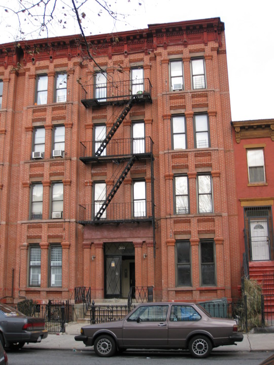 303 Putnam Ave in Brooklyn, NY - Building Photo