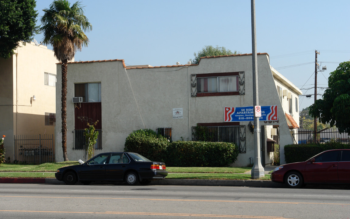 8814 Van Nuys Blvd in Panorama City, CA - Foto de edificio