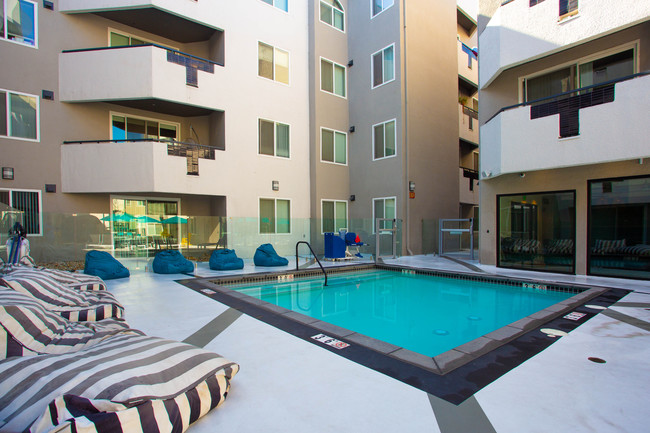 Veda Luxury Apartments in Sherman Oaks, CA - Foto de edificio - Building Photo