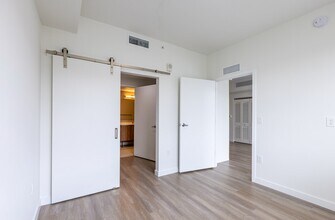 375 N Biscayne River Dr, Unit B1 in Miami, FL - Building Photo - Building Photo