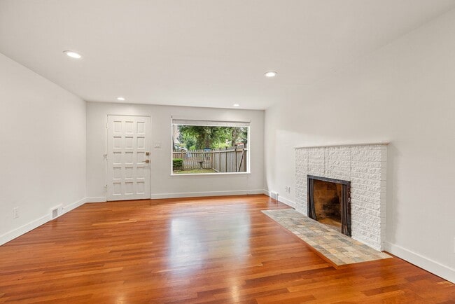 2955 72nd Ave SE in Mercer Island, WA - Building Photo - Building Photo