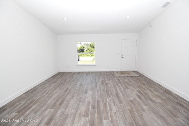 906 Armstrong Rd SE in Palm Bay, FL - Building Photo - Building Photo
