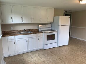 6 Miller Ter in Windsor Locks, CT - Building Photo - Building Photo