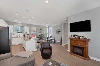 2147 Hofstaat in New Braunfels, TX - Foto de edificio - Building Photo