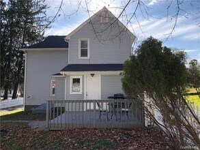 4 Edgewood Dr in Woodbury, NY - Foto de edificio - Building Photo