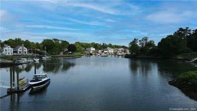 14 5 Mile River Rd in Darien, CT - Foto de edificio - Building Photo