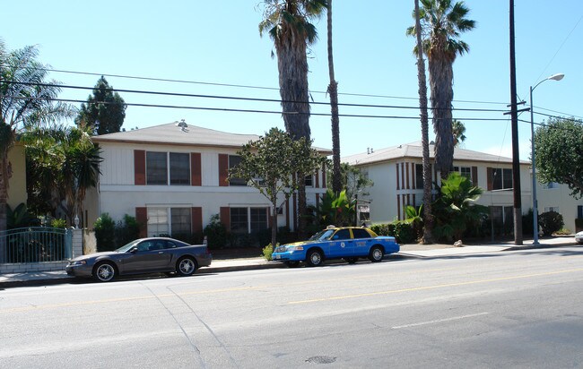 12534 Oxnard St in Valley Village, CA - Foto de edificio - Building Photo