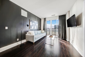 300 Front St W, Unit SI ID1471499P in Toronto, ON - Building Photo - Building Photo