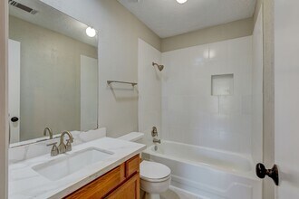 412 Meadowpoint Dr in League City, TX - Building Photo - Building Photo