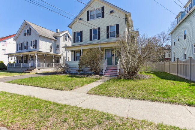 93 N Orchard St in Wallingford, CT - Foto de edificio - Building Photo