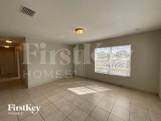 1231 NE 214th St in Miami, FL - Foto de edificio - Building Photo