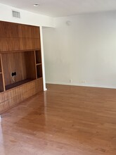 330 S Barrington Ave, Unit 310 in Los Angeles, CA - Building Photo - Building Photo