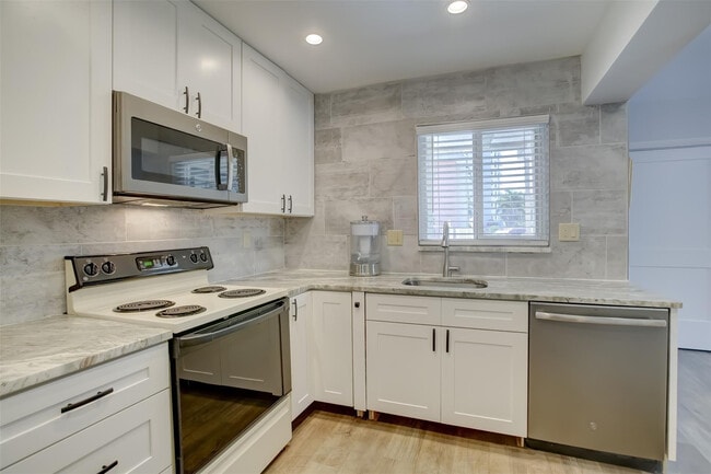 1450 N Riverside Dr in Pompano Beach, FL - Building Photo - Building Photo