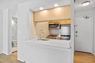 6755 N Sheridan Rd, Unit 438 in Chicago, IL - Foto de edificio - Building Photo