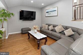 912 Aston Martin Dr in Lindenwold, NJ - Building Photo - Building Photo