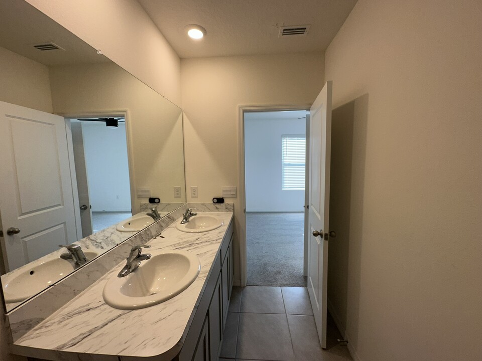 2858 Flowering Moss Run in Wesley Chapel, FL - Building Photo