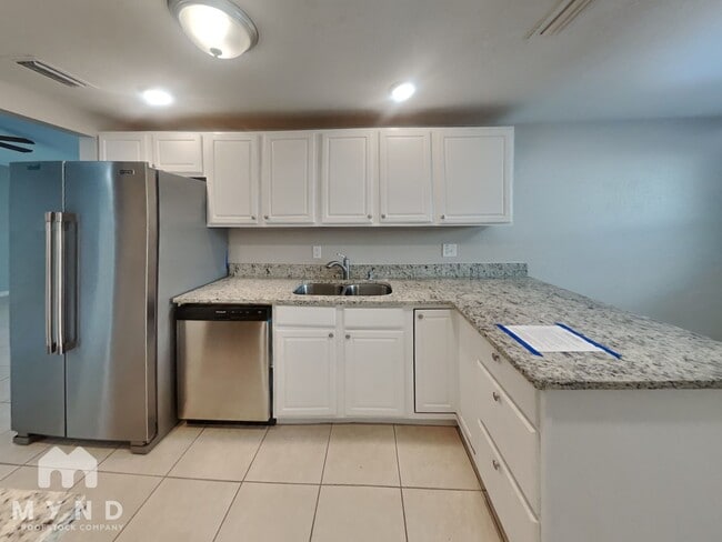 8202 Almond Pl in Tampa, FL - Foto de edificio - Building Photo