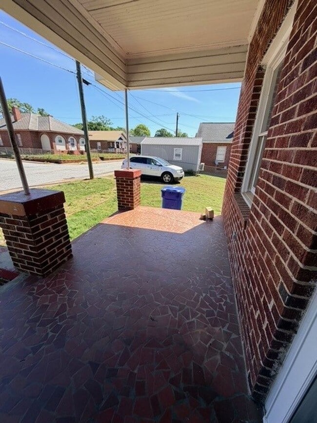 312 Sirrine St in Ninety Six, SC - Building Photo - Building Photo