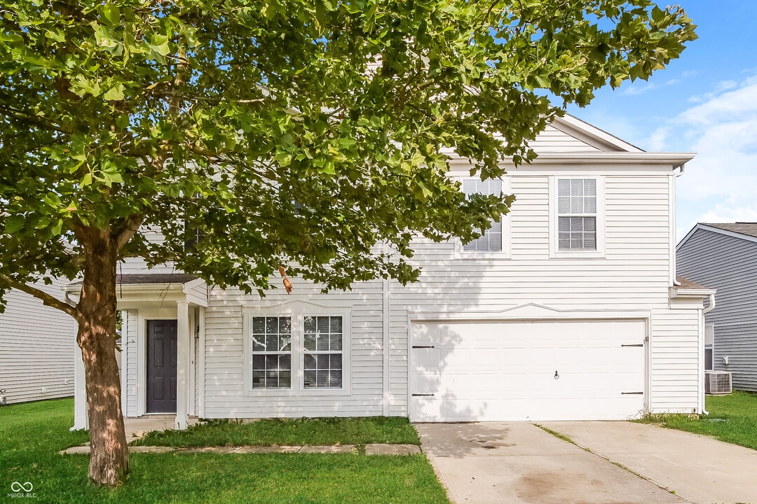 8118 Gathering Ln in Indianapolis, IN - Building Photo