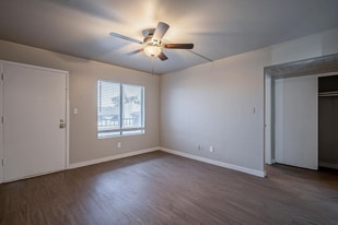 Sunrise on 35th in Phoenix, AZ - Building Photo