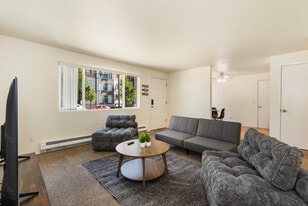 15706 Ash Way in Lynnwood, WA - Building Photo