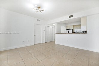 2301 SW 27th Ave, Unit 602 in Miami, FL - Foto de edificio - Building Photo