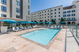 College View in San Diego, CA - Foto de edificio - Building Photo