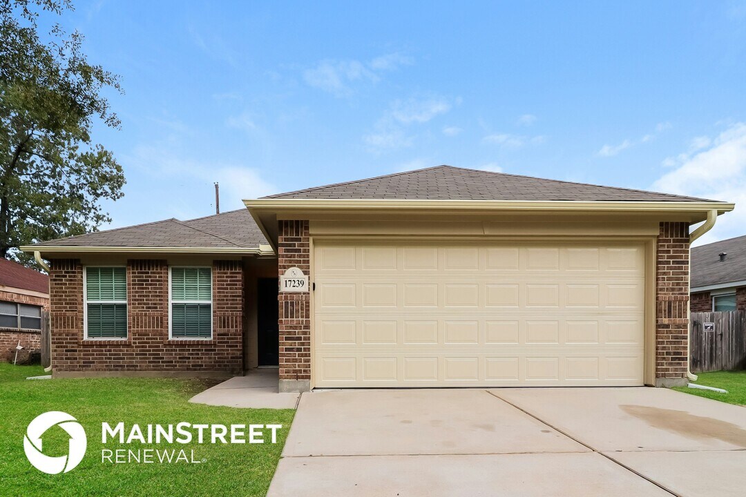 17239 Glen Oaks Dr in Conroe, TX - Building Photo