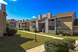 Stoneleigh Apartments in San Antonio, TX - Building Photo - Building Photo