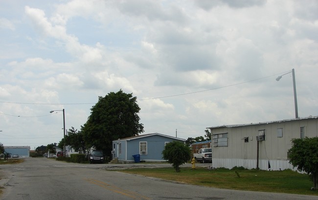 190 State Road 715 in Belle Glade, FL - Foto de edificio - Building Photo