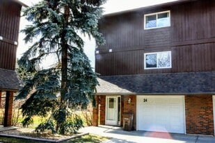 24 Glaewyn Est in St. Albert, AB - Building Photo