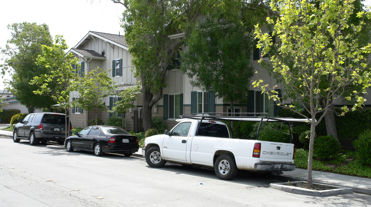 3488-3498 Rolison Rd in Redwood City, CA - Building Photo