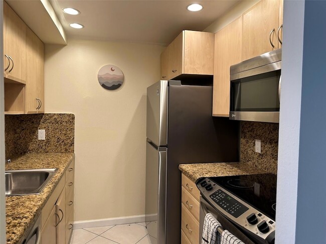 111 Briny Ave, Unit 1707 in Pompano Beach, FL - Building Photo - Building Photo