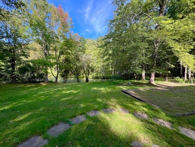 314 Erskine Rd in Stamford, CT - Building Photo - Building Photo