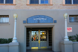 Clark Residence in Los Angeles, CA - Foto de edificio - Building Photo