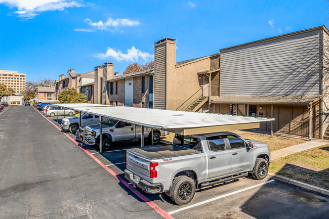 Montfort Crossing in Dallas, TX - Foto de edificio - Building Photo