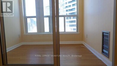 24 Wellesley St W in Toronto, ON - Building Photo - Building Photo