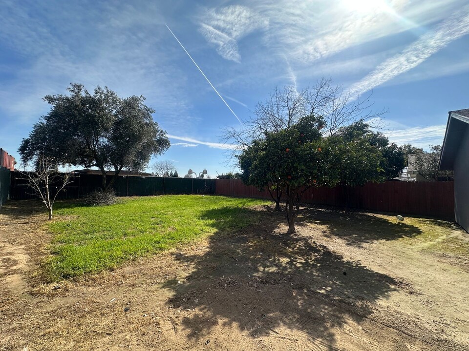 30714 Featherstone Rd in Visalia, CA - Building Photo